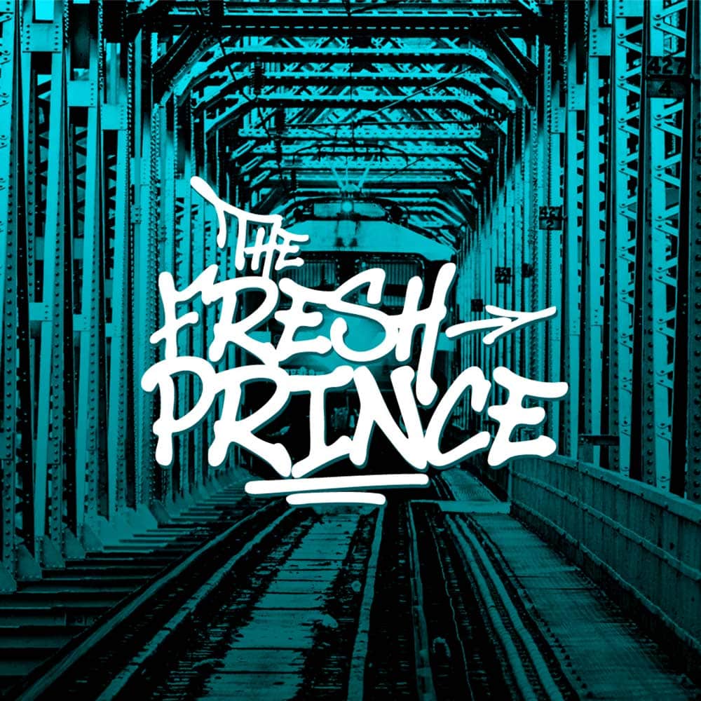 weißer THE FRESH PRINCE Schriftzug vor türkiser Bahnbrücke