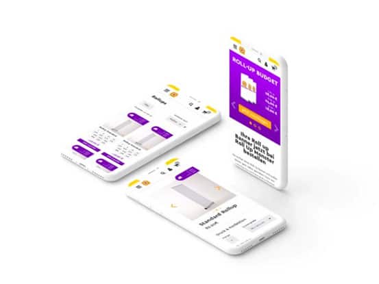 Drei Smartphones zeigen verschiedene Ansichten eines Online-Shops für Roll-up-Banner in Violett und Gelb. Zu sehen sind eine Produktübersicht, ein Banner mit der Aufschrift „ROLL-UP BUDGET“ sowie eine Detailseite für ein Standard-Roll-up.