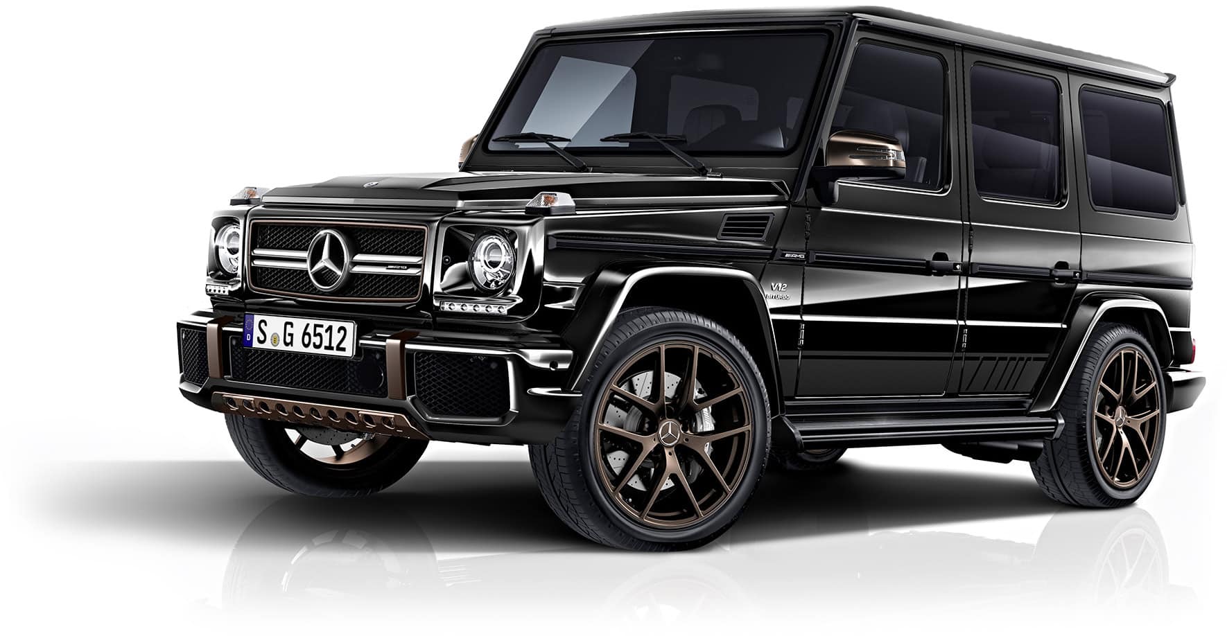 Studioaufnahme einer schwarz gl&auml;nzenden Mercedes-Benz G-Klasse mit bronzefarbenen Akzenten am Grill und den Felgen. Das Fahrzeug ist in einer Dreiviertelansicht vor wei&szlig;em Hintergrund freigestellt.