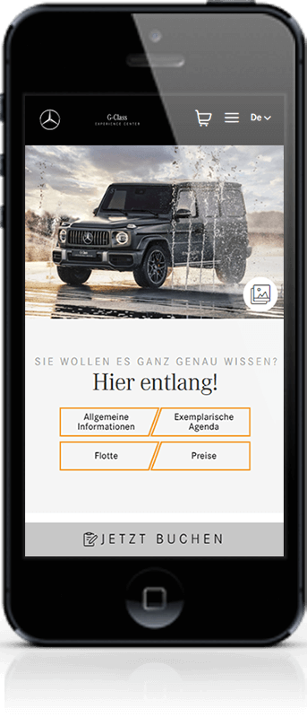 Smartphone-Ansicht einer Mercedes-Webseite mit einer G-Klasse, die durch Wasser f&auml;hrt. Darunter befinden sich Men&uuml;-Buttons f&uuml;r allgemeine Informationen, Agenda, Flotte und Preise sowie ein gro&szlig;er &bdquo;JETZT BUCHEN&ldquo;-Button am unteren Bildschirmrand.