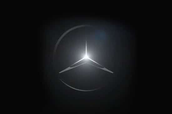 Leuchtender, silberner Mercedes-Benz Stern auf dunklem, fast schwarzem Hintergrund.
