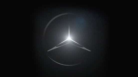 Leuchtender, silberner Mercedes-Benz Stern auf dunklem, fast schwarzem Hintergrund.
