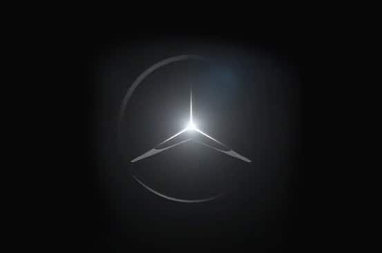 Leuchtender, silberner Mercedes-Benz Stern auf dunklem, fast schwarzem Hintergrund.