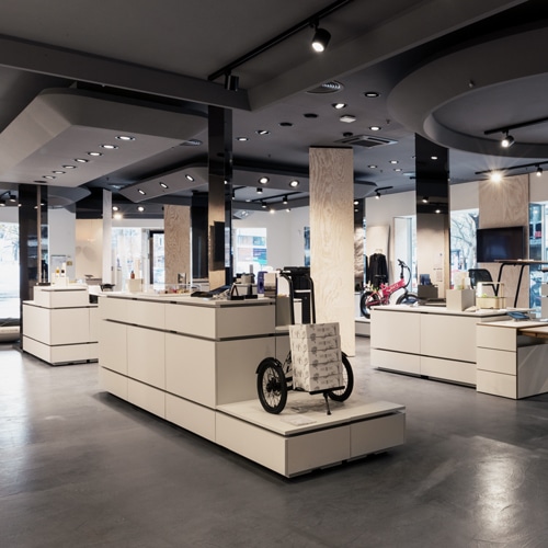 Moderner Innenraum des &bdquo;The Latest&ldquo; Concept Stores mit minimalistischen Verkaufstresen und punktueller Deckenbeleuchtung.
