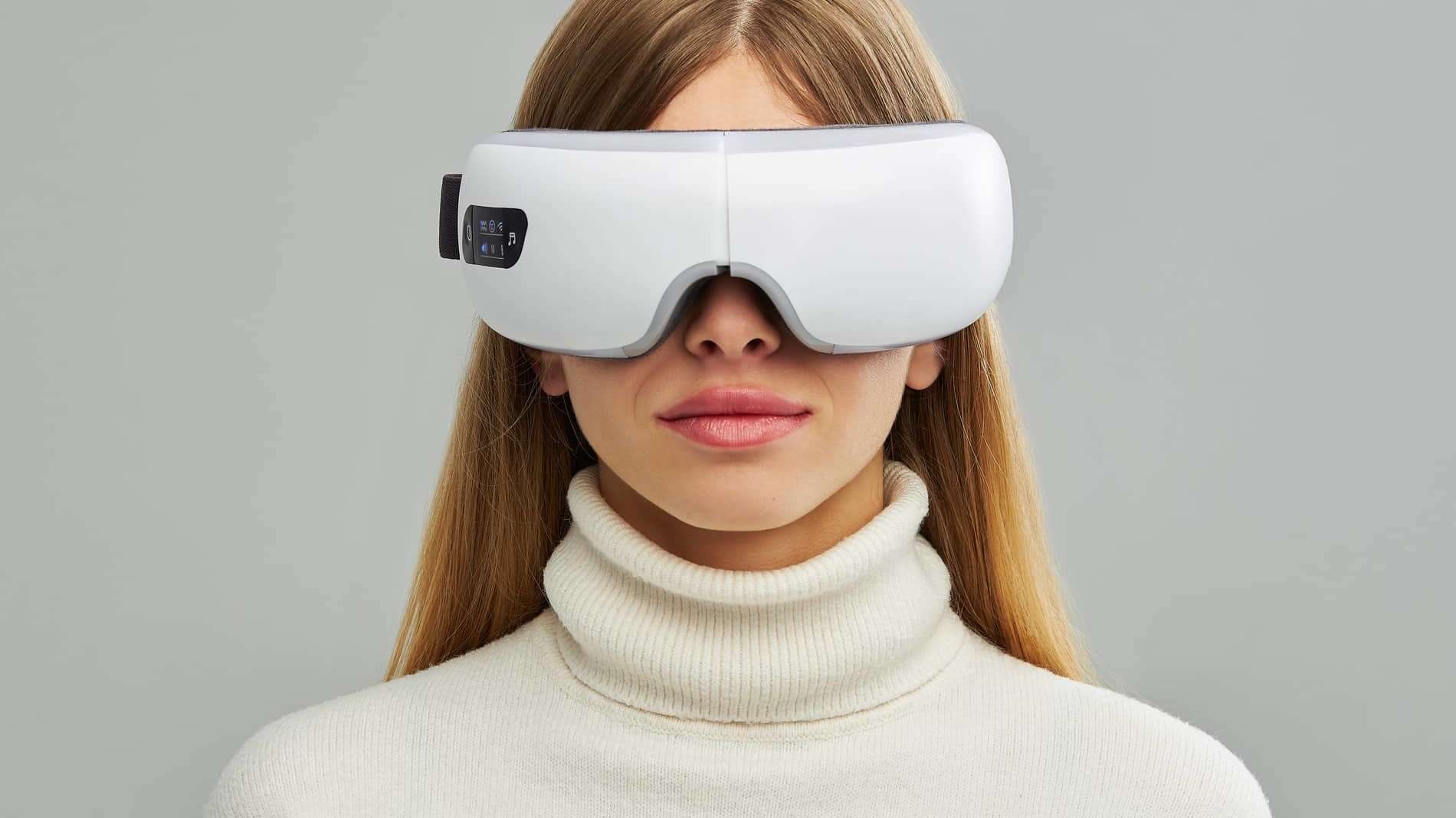 Frau mit langen blonden Haaren in weißem Rollkragenpullover, die eine sleep.8 Brille trägt.