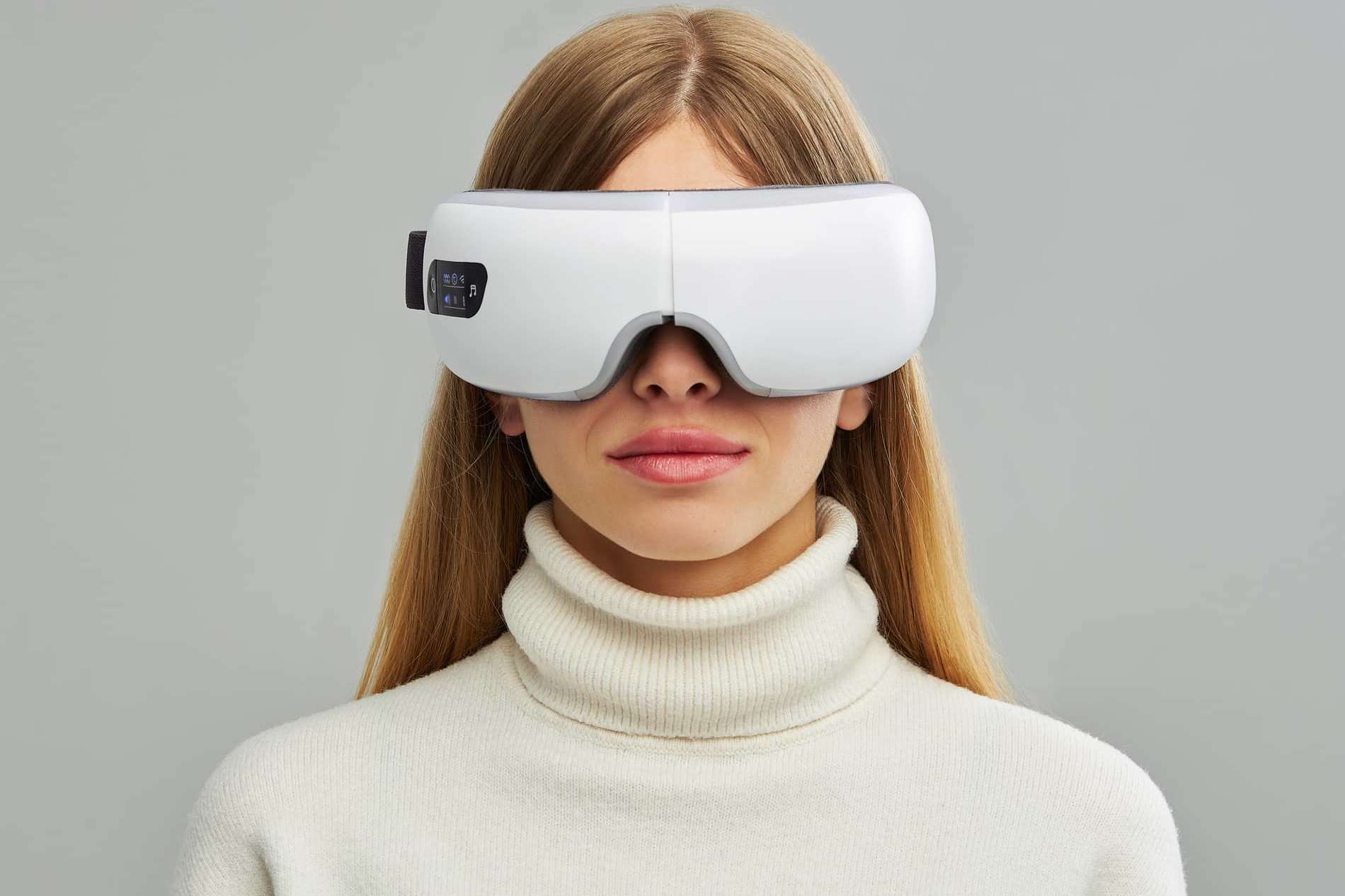 Frau mit langen blonden Haaren in weißem Rollkragenpullover, die eine sleep.8 Brille trägt.