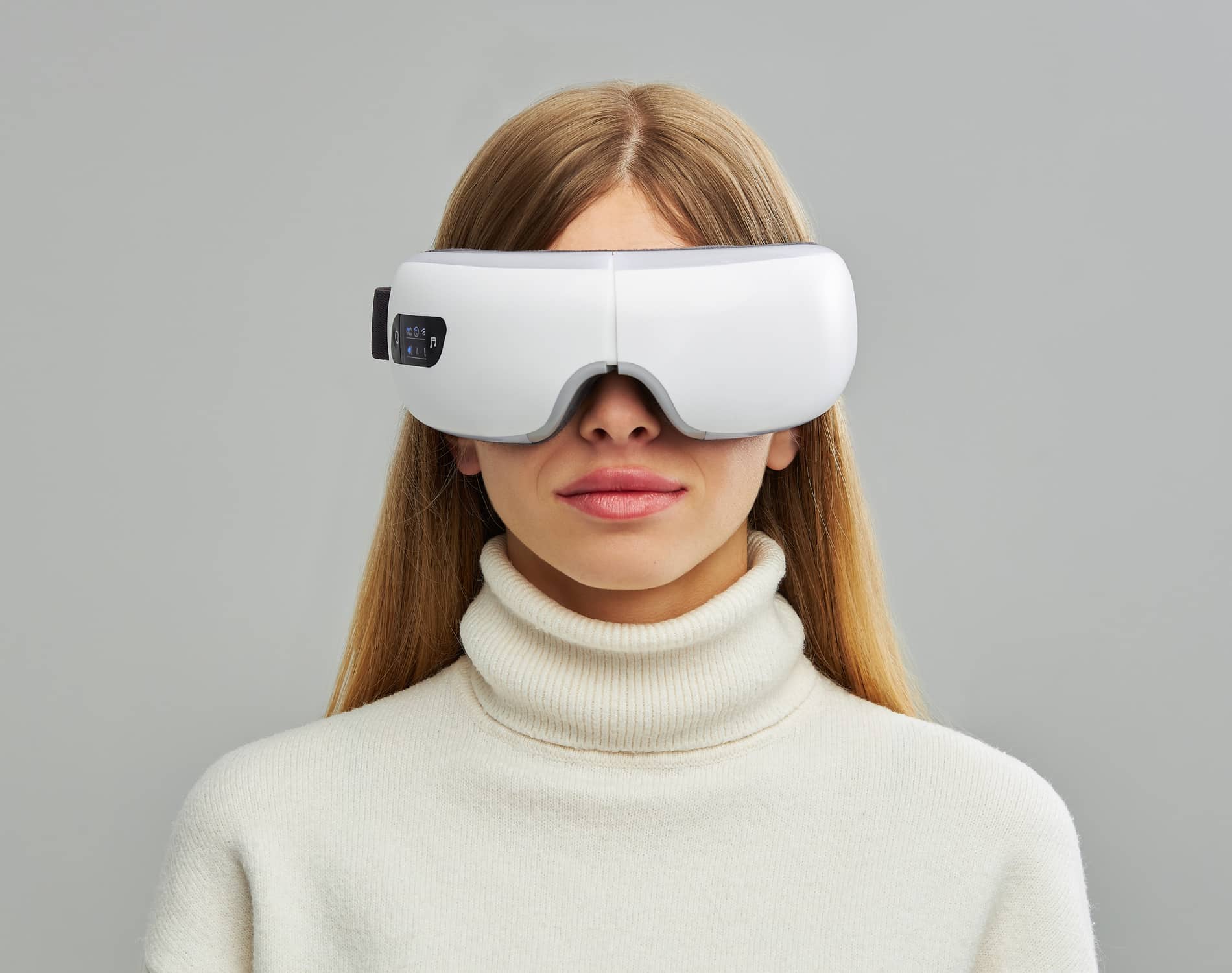 Frau mit langen blonden Haaren in weißem Rollkragenpullover, die eine sleep.8 Brille trägt.