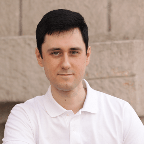 Portrait von Alexey, Mitarbeiter von Knorke Media. Erträgt ein weißes Hemd.