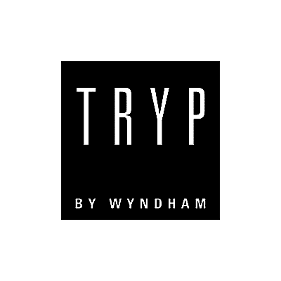 Tryp By Wyndham Logo Weiße Schrift auf schwarzem Hintergrund