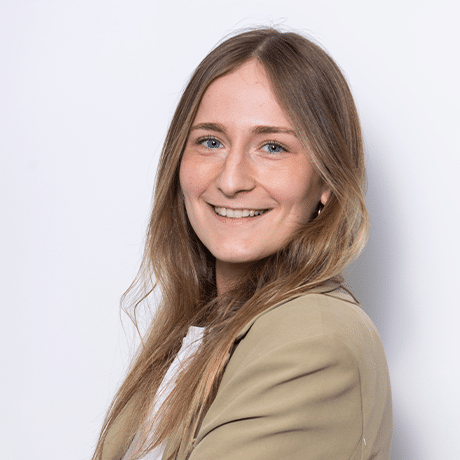 Portrait von Marta, Mitarbeiterin von Knorke Media. Sie trägt ein weißes Oberteil und einen beigen Blazer.
