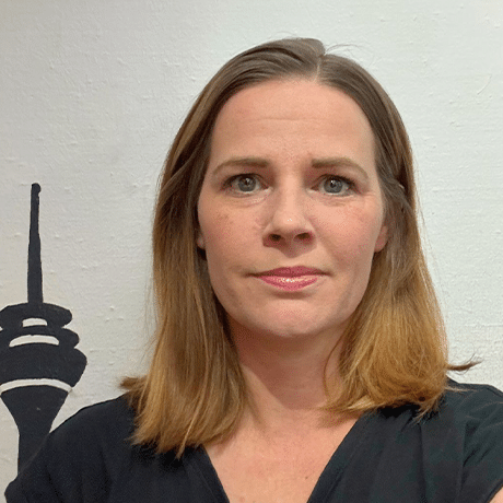 Portrait von Vanessa Wierstedt, Mitarbeiterin von Knorke Media. Sie trägt ein schwarzes Oberteil.