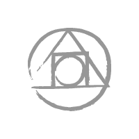 PostCSS Logo: Ein graues, abstraktes Symbol, das aus einem Kreis mit einem darin verschachtelten Dreieck, Quadrat und weiteren Linien besteht.