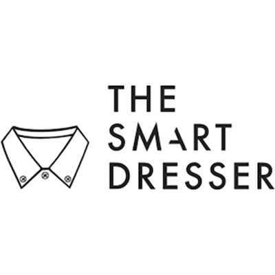 Schwarz weißes Logo von The smart Dresser. Links ein gezeichneter Kragen eines Hemdes mit Knöpfen, rechts der dreizeilige Schriftzug in Großbuchstaben