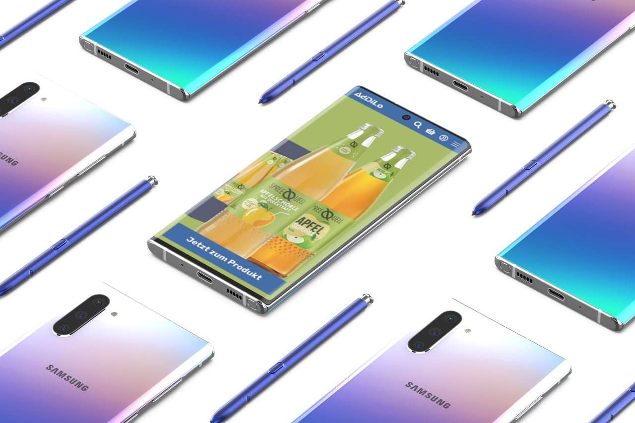 Mehrere Smartphones in einer Collage, wobei das mittlere Gerät eine Anzeige für Spreequell Apfelschorle mit dem Button „Jetzt zum Produkt“ präsentiert.