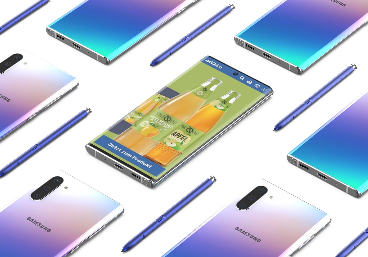 Mehrere Smartphones in einer Collage, wobei das mittlere Gerät eine Anzeige für Spreequell Apfelschorle mit dem Button „Jetzt zum Produkt“ präsentiert.