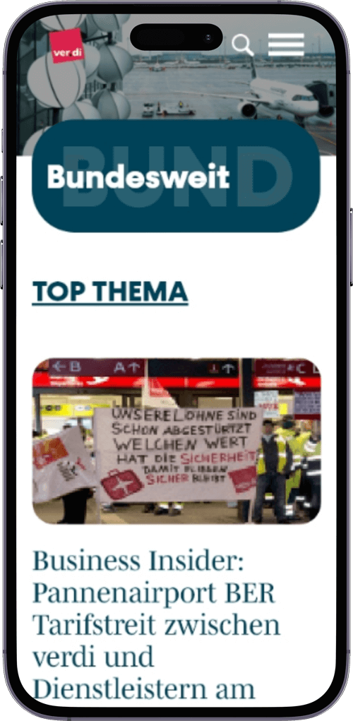 Smartphone-Ansicht einer ver.di-Webseite zum Tarifstreit am Flughafen BER. Ein Foto zeigt Streikende mit einem Banner (&bdquo;Unsere L&ouml;hne sind schon abgest&uuml;rzt&ldquo;), dar&uuml;ber steht die Rubrik &bdquo;Top Thema&ldquo;. Die Seite enth&auml;lt zudem einen Artikel-Anriss von Business Insider zum Konflikt zwischen ver.di und den Dienstleistern.