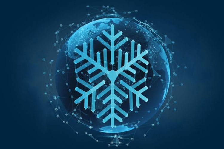 Eine große, technisierte Schneeflocke vor einer blau leuchtenden Weltkugel, die von einem filigranen digitalen Netzwerk aus Lichtpunkten und Linien umhüllt ist.