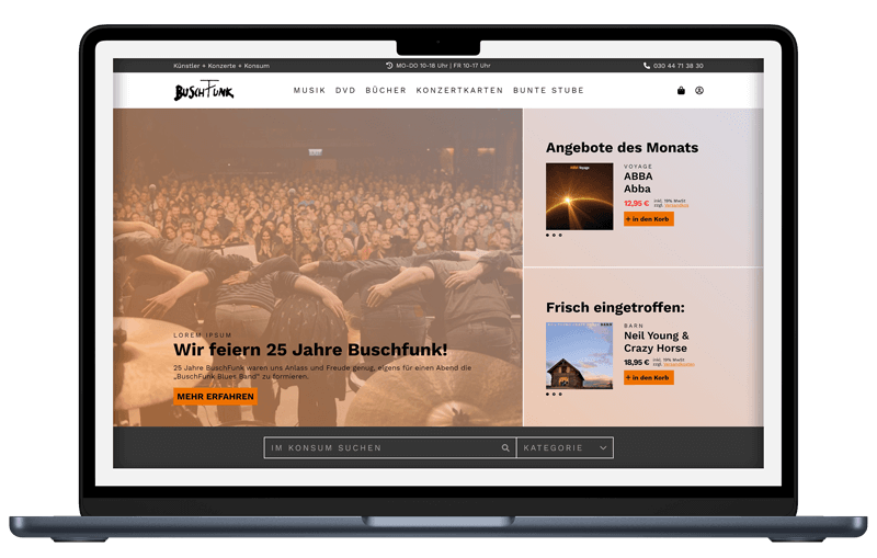 Schwarzer aufgeklappter Laptop mit der Website von Buschfunk auf dem Bildschirm.