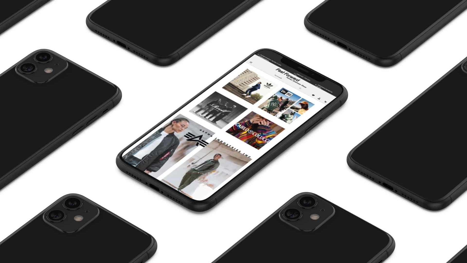schwarze Handys, die umgedreht auf einem weißen Tisch liegen. Das Handy in der Mitte liegt mit dem Display nach oben und zeigt die Website von fast forward