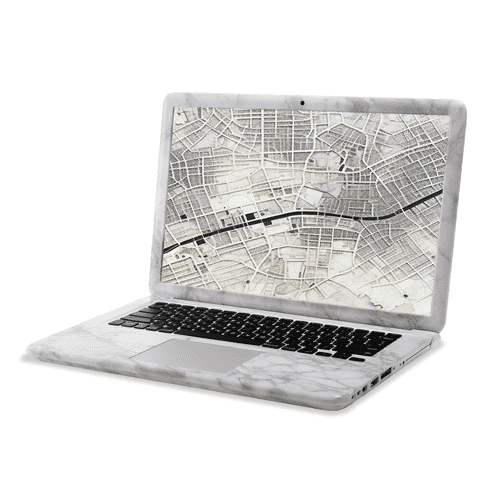 Ein aufgeschlagenes Laptop, dessen Geh&auml;use ein wei&szlig;es Marmormuster aufweist. Auf dem Bildschirm ist eine detaillierte Stra&szlig;enkarte abgebildet. Das Bild ist vor einem wei&szlig;en Hintergrund dargestellt.