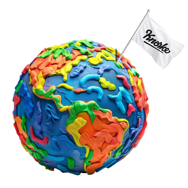 bunte Welt auf Knete, in der eine weiße Fahne mit schwarzem Knorke Logo steckt.