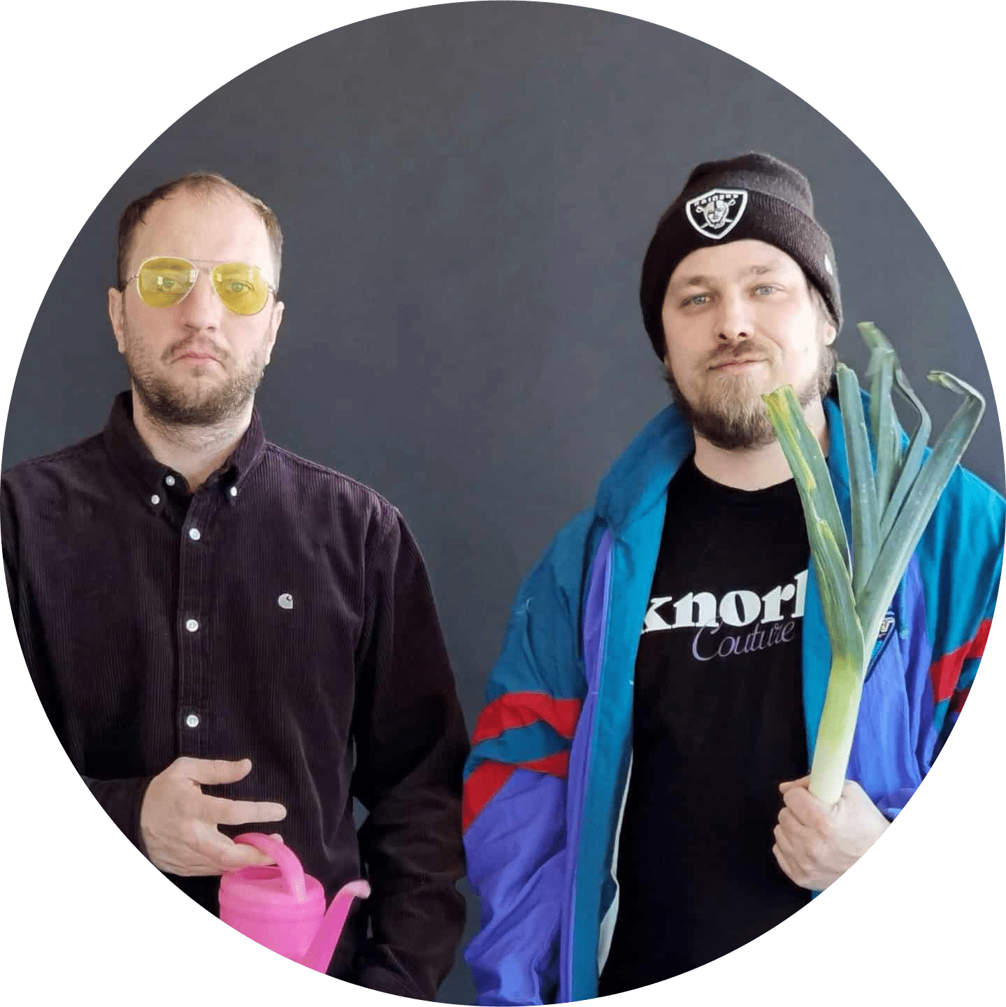 Die Gr&uuml;nder von Knorke Media. Kirill mit einer gelben Sonnenbrille und einer pinken Gie&szlig;kanne in der Hand und Felix mit einer schwarzen M&uuml;tze und einem Lauch in der Hand