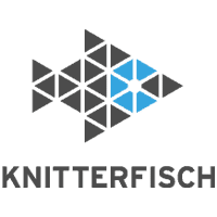 Knitterfisch Logo, oben grauer Fisch aus gleichschenkligen Dreiecken mit blauen Dreiecken als Auge. Darunter grauer Schriftzug KNITTERFISCH.