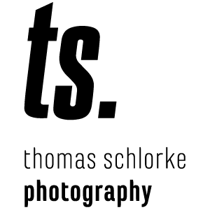 Minimalistisches schwarzes Logo von „thomas schlorke photography“. Oben stehen die Initialen „ts.“ in großer, fetter Schrift, darunter der Name „thomas schlorke“ und in der untersten Zeile fettgedruckt das Wort „photography“.